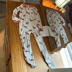 Kyte Baby 12-18 corgi print zip footie *play*
FREE ADD ON WITH PURCHASE OF $50